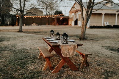 田野上长方形的棕色木制野餐桌